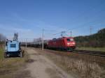 185 281-3 mit einem Kesselzug am 24.03.13 in Orlamnde, daneben ein T174-1.