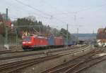 185 056-9 zieht am 25. Mrz 2013 den Cronos Containerzug durch Kronach.