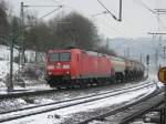 Ein Gterzug, angefhrt von 185 051 , durchbraust am 26.03.2013 den Haltepunkt Geislingen-West.