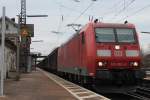 185 005-6 am 16.03.2013 mit dem Redbull-Zug aus sterreich, bei der Durchfahrt in Orschweier.
