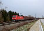 185 309 mit einem Erzzug am 12.01.2013 bei Langenisarhofen.