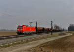 185 163 mit einem Gterzug am 28.03.2013 bei Langenisarhofen.