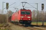 Railion 185 273-0 mit leerem Tonerdezug am 02.04.2013 bei Riegel