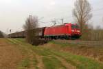 185 191-4 mit Schiebewandwagen bei Riegel. Aufgenommen 05.04.2013