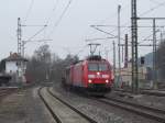 185 023-9 zieht am 04. April 2013 eine 155 und einen Drahtrollenzug durch Kronach.