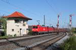 185 217 und eine Schwesterlok mit einem Güterzug am 27.04.2012 in Hirschaid.