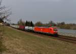 185 048 mit einem Containerzug am 24.03.2013 bei Pleinting.