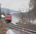 Mit Gterzug in Schneewehe kommt 185 281-3 in Fahrtrichtung Norden daher. Aufgenommen am 13.03.2013 in Wehretal-Reichensachsen.