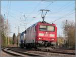 Die 185 056-9 rauscht mit ihrer Gterfracht am frhen Sonntagabend durch den   Bahnhof von Eschweiler.