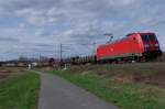 185 366 mit gemischten Gterzug am 17.04.2013 in Gundelsdorf gen Kronach. 