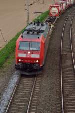 Die Steigung bei Noithausen erklimmend kommt die 185 167-4 mit einem KLV gen Mnchengladbach gefahren, ich habe den Zug von der L116 herunter fotografiert.