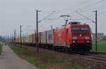 185 290 mit Containerzug am 21.04.2013 bei Oberhaid auf der KBS 810. 