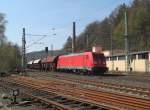 185 206-0 zieht am 24. April 2013 einen gemischten Gterzug durch Kronach in Richtung Saalfeld.