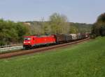 Die 185 375 mit einem Gterzug am 26.04.2013 unterwegs bei Pleinting.