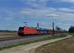 185 316 mit einem Autozug am 14.04.2013 bei Langenisarhofen.