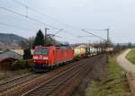 185 052 mit einem Containerzug am 24.03.2013 bei Passau.
