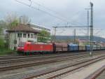 185 056-9 steht am 03. Mai 2013 mit dem PKP Kohlezug in Kronach auf Gleis 1 abgestellt.