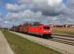 Die 185 345 mit einem Gterzug am 13.04.2013 unterwegs bei Hattenhofen.