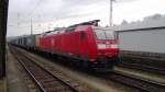 Ein Containerzug mit einer BR 185 wurde gerade in Weil am Rhein hereingebracht und wird spter von einem Schweizer Lokfhrer bernommem, 18.04.13.