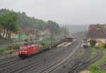 185 252-4 zieht am 13. Mai 2013 einen gemischten Gterzug durch Kronach.