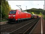 Ein kurzer Gterzug mit 185 063 an der Spitze eilt am 15.5.2013 durch den Bahnhof Frtschendorf