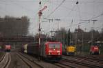 Links erreicht 143 583 mit ihrer S6 nach Kln-Nippes in Krze den Bahnhof Dsseldorf-Rath.In der Mitte steht 185 257 mit einem gemischten Gterzug,welche eine Zwangsbremsung bekam.Rechts rangiert TWE