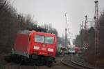 Am Abend des 19.12.12 kolidierte 189 065 mit 189 074 und einem gemischten Gterzug sowie 185 388 mit einem KLV aus der Gegenrichtung in Dsseldorf-Eller mit einem auf dem Bahnbergang liegengebliebenen Bus der Rheinbahn.
Das Ergebnis in Sachen 185 388 sieht man hier welche am 20.12.12 auf den Hilfszug aus Wanne wartet um wieder aufgegleist zu werden.