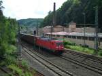 185 220 zieht den Cronos-Containerzug am 07.Juni 2013 durch Kronach Richtung Saalfeld.