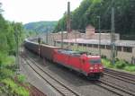 185 220-1 zieht am 07. Mai 2013 einen Containerzug durch Kronach.