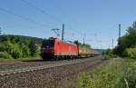 Eine 185 072.6 mit einen Aufliegerzug Richtung Sden am 06.06.2013 in Gtzenhof.