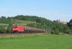 185 228-4 ist am 05. Juni 2013 mit einem Kesselwagenzug bei Kronach unterwegs.