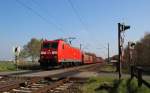 185 161-7 fuhr am 04.05.2013 mit einem leeren Autozug von Emden nach Osnabrck, hier sdlich von Leer.