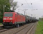 Am 02.05.2013 kam dann auch 185 099-9 mit einem Kesselwagenganzzug durch Kenzingen. Hier ist der Zug bei der Einfahrt gen Sden.