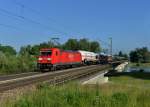 185 293 mit einem Gterzug am 15.06.2013 auf der Isarbrcke bei Plattling.