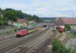 185 023-9 zieht am 22. Juni 2013 einen ARS-Altmannzug durch Kronach in Richtung Lichtenfels.