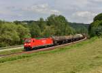 185 262 mit einem Gterzug am 15.06.2013 bei Pleinting.