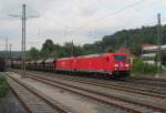 185 239-1 und eine weitere 185 ziehen am 28. Juni 2013 einen Getreidezug durch Kronach in Richtung Lichtenfels.