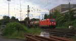 185 213-6 DB kommt aus Richtung Kln,Aachen-Hbf mit einem langen Kesselzug aus Ludwigshafen-BASF nach Antwerpen-BASF(B) und fhrt in Aachen-West ein in der Abendsonne und Gewitterwolken am Abend vom