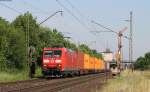 185 066-8 mit einem Containerzug bei Hirschaid 19.6.13