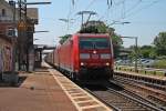 DB Schenker 185 101-3 zusammen mit der 185 120-3 mit einem schweren Coilzug gen Norden durch den Bahnhof Orschweier auf der KBS 703.