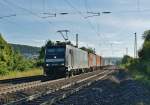 185 565-9(MRCE) mit einen Containerzug kurz vor Fulda am 01.08.13