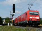 185 257 fhrt am 7.8.13 mit einem gemischten Gterzug durch das Maintal von Gemnden(Main) Richtung Wrzburg.
Eingefangen bei Karlstadt(Main!)