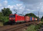 185 050-2 hat soeben Ausfahrt aus dem Rbf Alte-Sderelbe erhalten und passiert nun Hamburg-Moorburg. 09.08.13.