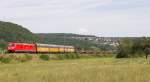 Mit einem gemischten Gterzug in Richtung Wrzburg ist 185 229-2 am 15. August 2013 im Maintal bei Wernfeld unterwegs.