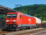 Die 185 286-2 (eine Bombardier TRAXX F140 AC 2) der DB Schenker Rail zieht am 06.09.2013 einen gemischten Güterzug durch Betzdorf (Sieg) in Richtung Köln.