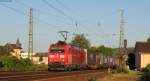 185 111-2 mit einem Containerzug bei Geiesenheim 1.8.13