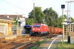 185 278-9 von Railion kommt mit einem Kurzen Schrottzug aus Sden nach Aachen-West aus Richtung Koblenz und fhrt in Richtung Kln. Aufegenommen auf der Rechten Rheinstrecke (KBS 465) in Rhndorf(am Rhein) am einem schnem Sommerabend am 28.8.2013.