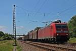 185 132-8 am 13.06.2013 bei der Durchfahrt in Orschweier mit einem gemischten Güterzug gen Norden.