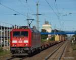185 385-2 rollt am 29.09.13 mit einem Containerzug durch Tostedt Richtung Bremen.