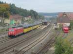 185 230-0 zieht am 05. Oktober 2013 einen gemischten Gterzug durch Kronach in Richtung Lichtenfels.